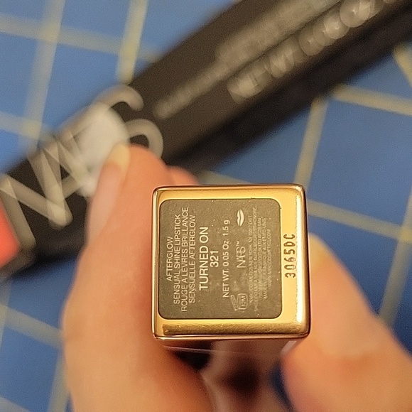 NARS Lipstick Satin Finish 321 Turned On New - Picture 2 of 3